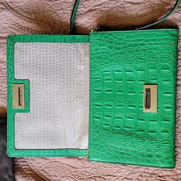 Kate Spade Alligator textured Green 💚 leather purse gold buckles w/dust cover. - Picture 5 of 11